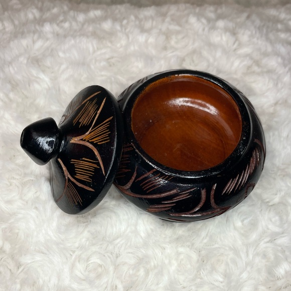 An Etched Hand Carved Wooden Round Trinket, Spice, Salt, tobacco Box With Lid - Picture 4 of 9